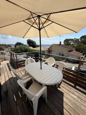 Outdoor dining - House with panoramic lake view (Lacanau)