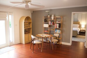4 habitaciones, escritorio y tabla de planchar con plancha 