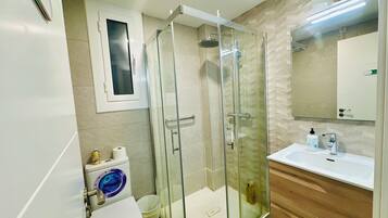 Een douche, een haardroger, handdoeken, zeep