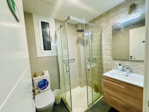 Shower, hair dryer, towels, soap - Spacious 4-bedroom apartment right next to Sagrada Familia (Barcelona)