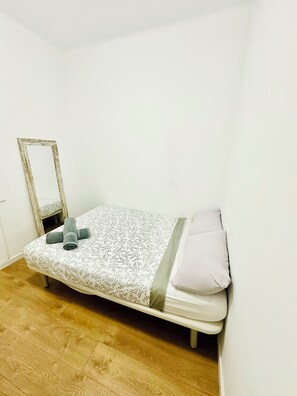 4 bedrooms, desk, iron/ironing board, free WiFi - Spacious 4-bedroom apartment right next to Sagrada Familia (Barcelona)