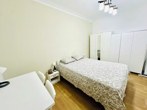 4 habitaciones, escritorio, tabla de planchar con plancha y wifi gratis 