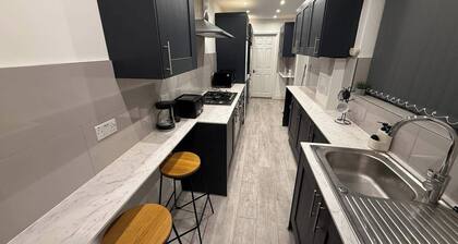 House Sleeps 8 With Parking