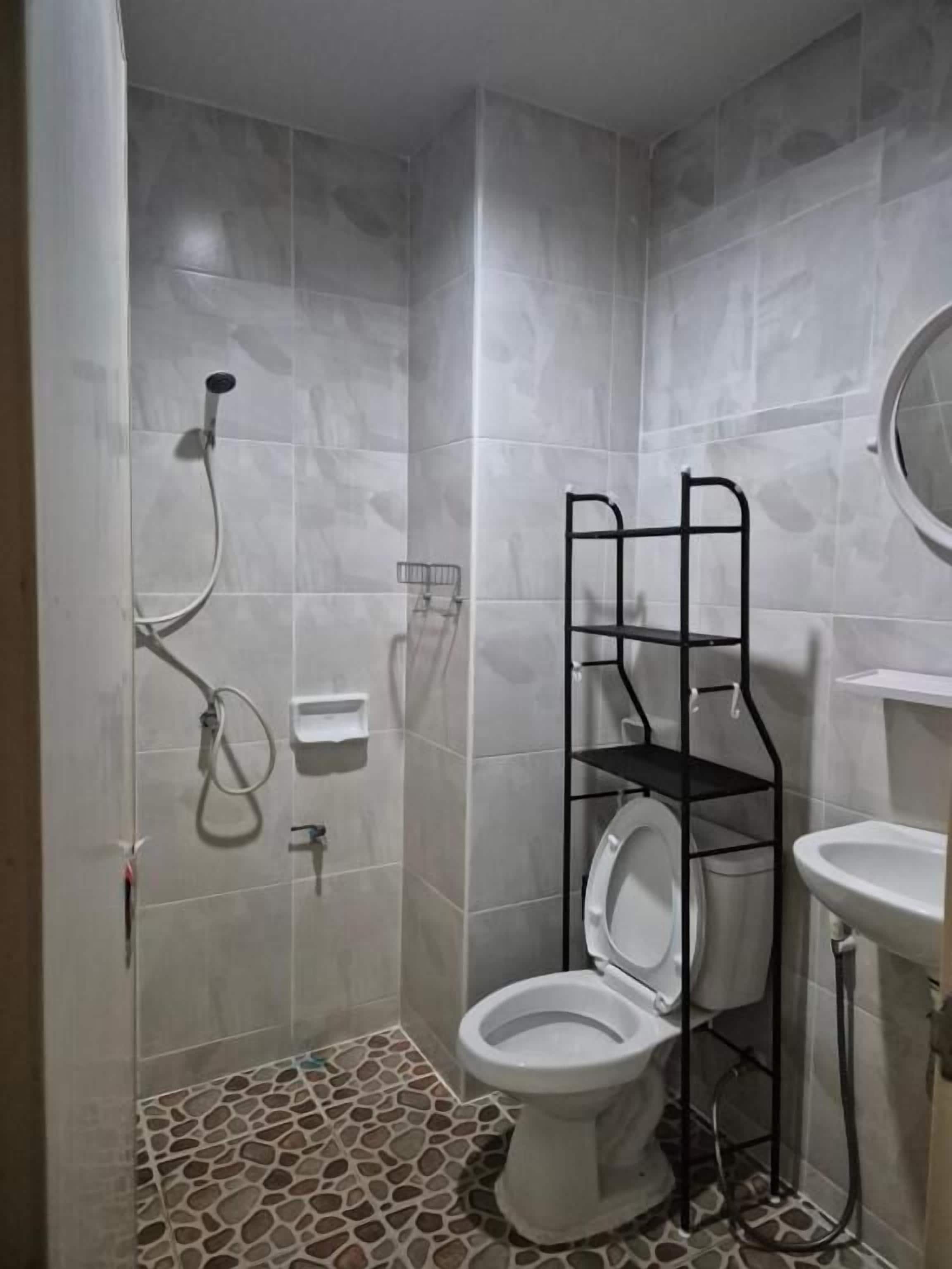 Habitación con 1 cama doble o 2 individuales | Baño | Ducha, cabezal de ducha tipo lluvia, toallas y jabón