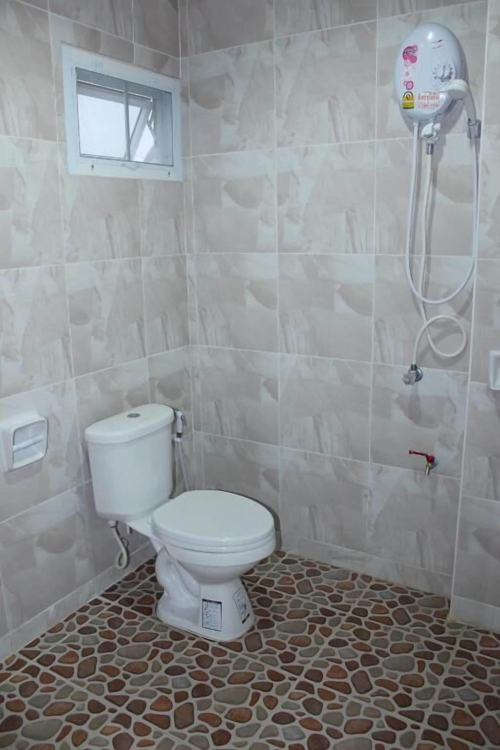 Habitación triple estándar | Baño | Regadera, regadera tipo lluvia, toallas, jabón 