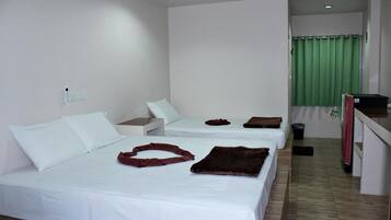 Habitación triple estándar | Camas supletorias, wifi gratis, ropa de cama