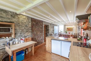 Fridge, microwave, oven, dishwasher - Historic Countryside Mill with Gardens/Tennis - Pass the Keys (Kirkpatrick Durham)
