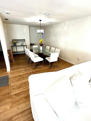 Living area - Welcoming 4-bedroom Golf Course Villa in sunny Palm Desert! (Palm Desert)