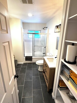 Shower, towels, toilet paper - Welcoming 4-bedroom Golf Course Villa in sunny Palm Desert! (Palm Desert)