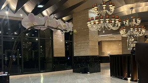 A spacious lobby with a modern chandelier, marble flooring, and large windows. - The Gramercy Residences-58th floor w/balcony+Skyline view (Makati)