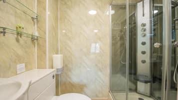 Standard Triple Room | Bathroom