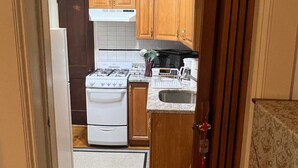 Eine Küche mit Holzausstattung, einem weißen Herd und einer Arbeitsplatte.
