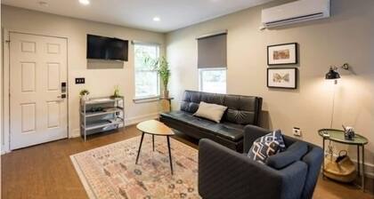 Boho Groove - Urban Studio With Relaxing Backyard