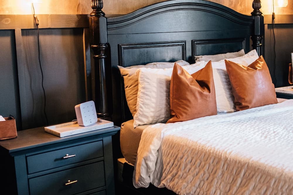 Moody Blues Studio Perfect for Work or Romance - Bartlett, TN