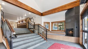 Eine Treppe mit Holzgeländern und einem roten Teppich. Auf dem Teppich steht der Schriftzug 'RAILS END'.