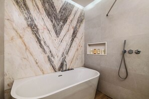 Douche, sèche-cheveux, serviettes fournies, savon