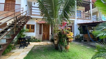 Departamento Confort, vista al jardín | Terraza o patio