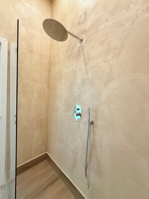 Kamar Double Superior, balkon, pemandangan kota | Kamar mandi | Shower, perlengkapan mandi gratis, pengering rambut, dan handuk