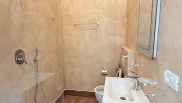 Chambre Double Supérieure, balcon, vue ville | Salle de bain