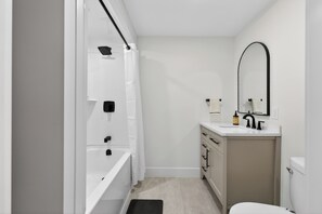 Haartrockner, Handtücher, Seife, Toilettenpapier