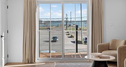 Holman's Harbourview Suite -Renovated Waterview Suite in the Heart of Summerside