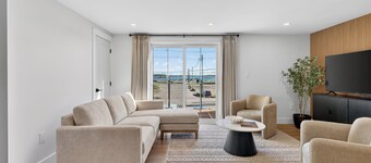 Holman's Harbourview Suite -Renovated Waterview Suite in the Heart of Summerside