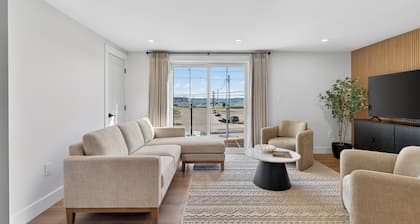 Holman's Harbourview Suite -Renovated Waterview Suite in the Heart of Summerside