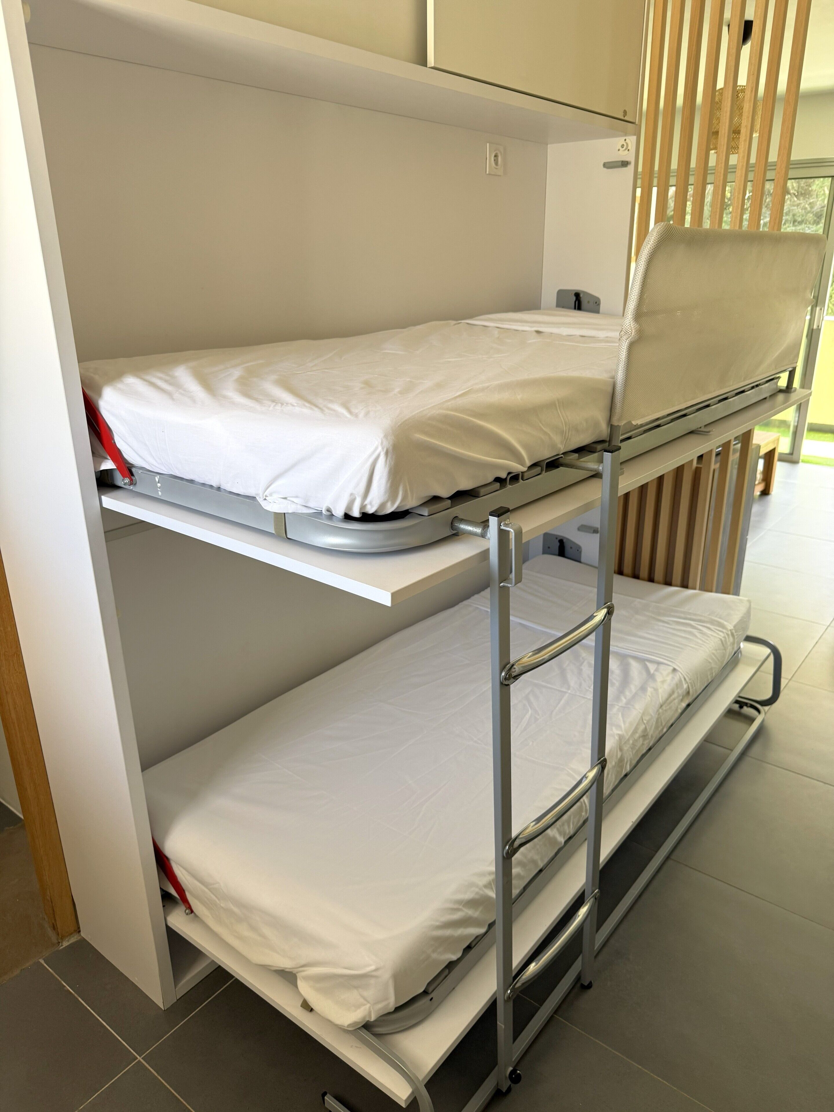 Tabla de planchar con plancha, wifi y ropa de cama 