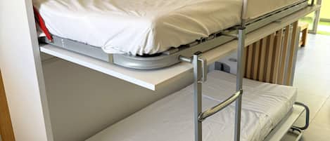 Tabla de planchar con plancha, wifi y ropa de cama