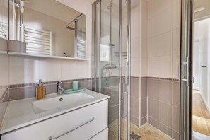 Bathroom - Charming Apartment 2br/4p - Saint-denis (Saint-Denis)