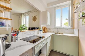 Apartemen | Dapur pribadi | Lemari es, oven, kompor, dan mesin pencuci piring