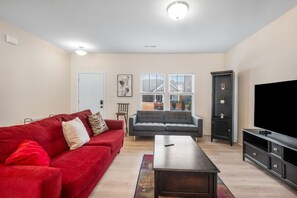 House | 5 bedrooms - 5BR Modern Comfort Spacious Home (Greensboro)