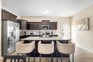 House | 5 bedrooms - 5BR Modern Comfort Spacious Home (Greensboro)