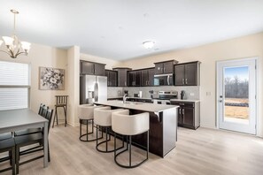 House | 5 bedrooms - 5BR Modern Comfort Spacious Home (Greensboro)
