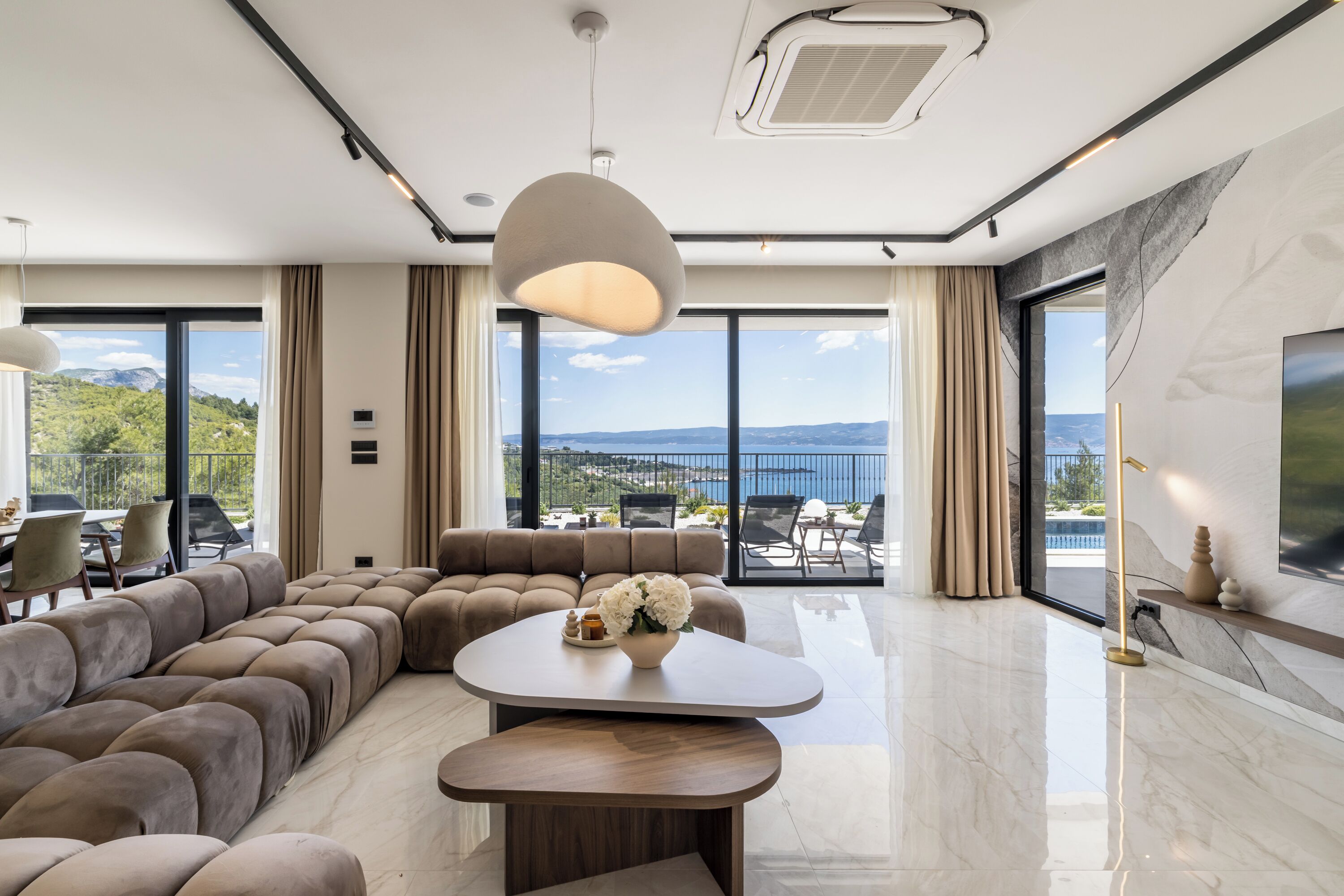 Luxury-Villa, Balkon, Meerblick | Wohnbereich | 55-Zoll-Flachbildfernseher mit Kabelempfang, Bücher