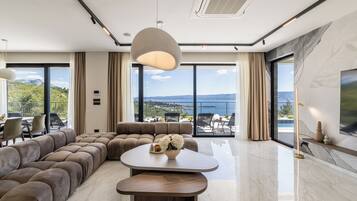 Luxury-Villa, Balkon, Meerblick | Wohnbereich | 55-Zoll-Flachbildfernseher mit Kabelempfang, Bücher