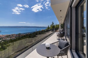 Luxury-Villa, Balkon, Meerblick | Speisen im Freien