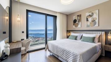 Luxury-Villa, Balkon, Meerblick | Schreibtisch, Bügeleisen/Bügelbrett, kostenlose Babybetten