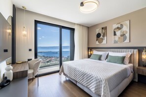 Luxury-Villa, Balkon, Meerblick | Schreibtisch, Bügeleisen/Bügelbrett, kostenlose Babybetten