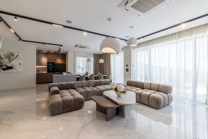 Biệt thự Cao cấp, ban công, quang cảnh biển | Khu phòng khách | TV màn hình phẳng 55-inch có truyền hình cáp, sách 