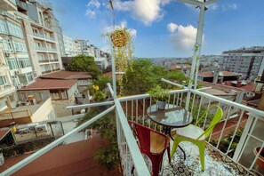 Outdoor dining - Cozy & Bright Urban Home in City Center (İstanbul)
