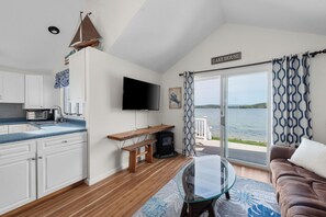 Smart TV, fireplace - Sunny Shores Cottage on Lake Winnipesaukee (Laconia)