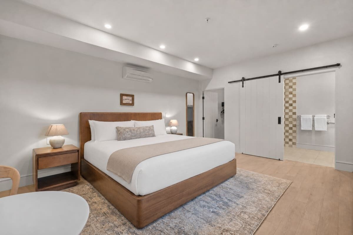 Desk, iron/ironing board, internet, bed sheets
