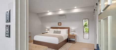 Desk, iron/ironing board, Internet, bed sheets