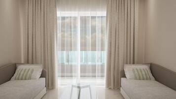 Una habitación de hotel moderna con dos camas individuales, una mesita de vidrio y un ventanal con cortinas translúcidas.