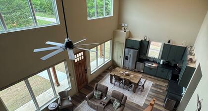 Charming 2-bedroom house with Sunrise balcony views in cozy Vian