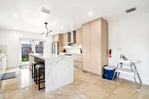 House, Multiple Beds, Hot Tub, Garden View (31st St (FILVER-FL)) | Private kitchen - 5-bd, 3-ba Dreamy Vacation Retreat in Coral Terrace (Miami)