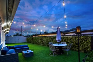 ハウス ベッド (複数台) スパ浴槽 ガーデンビュー (31st St (FILVER-FL)) | 屋外ダイニングエリア