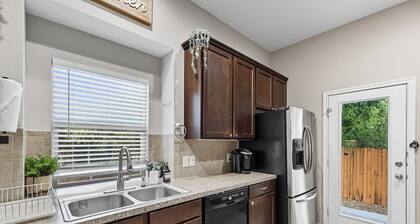 Spacious 5-bd/3-ba Forest View Getaway