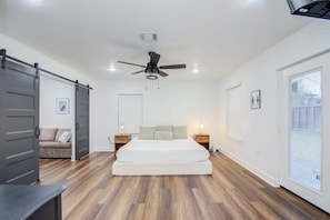 A bedroom with a large bed, a ceiling fan, and a sliding door leading to a balcony. - 3 Beds Houston Home, Close NRG Stadium & Rodeo (Houston)